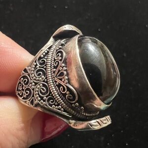 925 STERLING SILVER BLACK GEMSTONE RING. HEAVY AND NICE